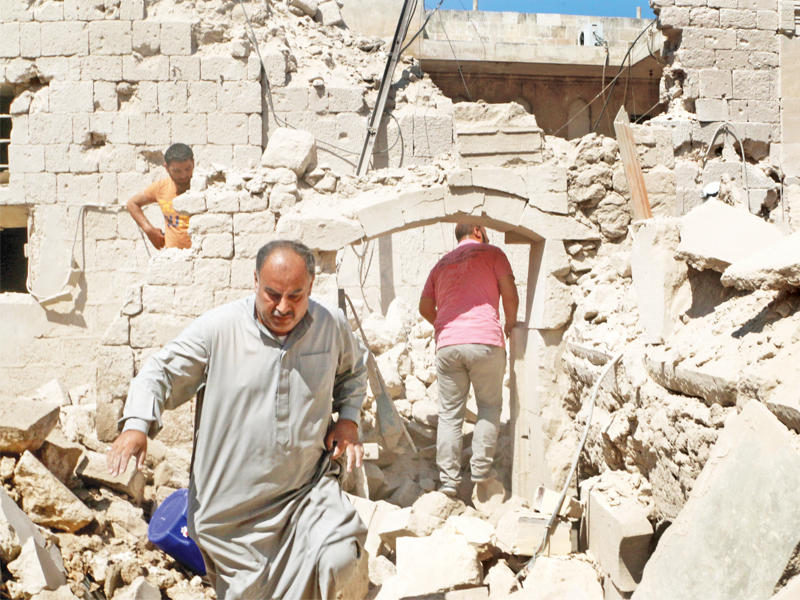 سوري يتفقد منزله المدمر في غارة جوية على حلب القديمة أمس (رويترز)n