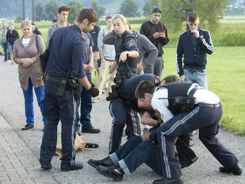 عناصر من الشرطة النمساوية تسيطر على المهاجم الألماني