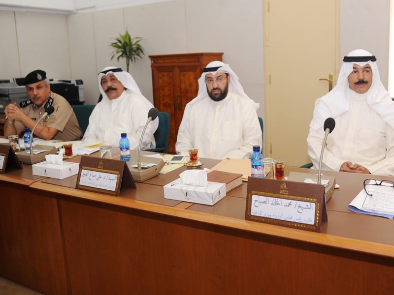 الجراح وقيادات وزارة الداخلية خلال الاجتماع