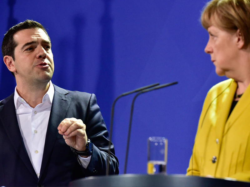 صورة أرشيفية تجمع  تسيبراس بميركل