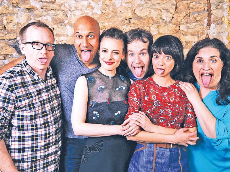 فريق الممثلين في مشهد ضاحك من «لا تفكر مرتين»