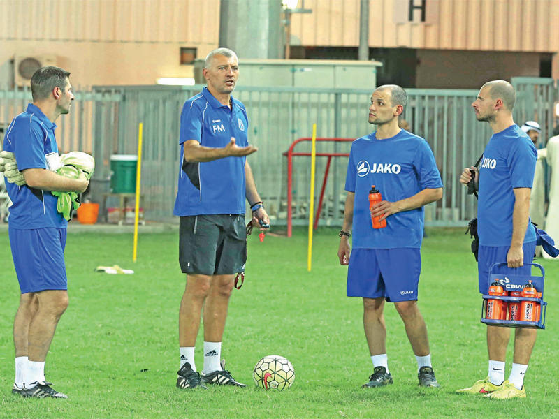 ماتروك مع جهازه الفني المعاون