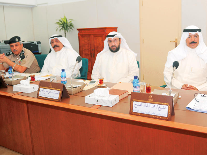 الخالد والعمير والعوضي والجراح في اجتماع لجنة «حماية الأموال»  (تصوير عبدالله الخلف)