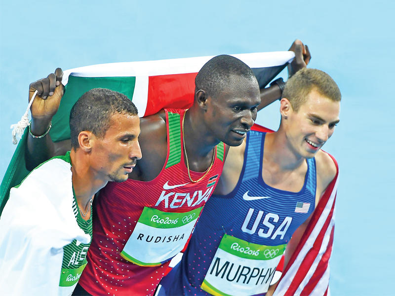 مخلوفي (يسار) خلال التتويج