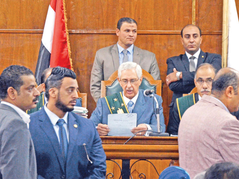 نائب رئيس مجلس الدولة يحيى الدكروري أثناء جلسة النطق بحكم مصرية «تيران وصنافير» في 21 يونيو الماضي (إي بي إيه)