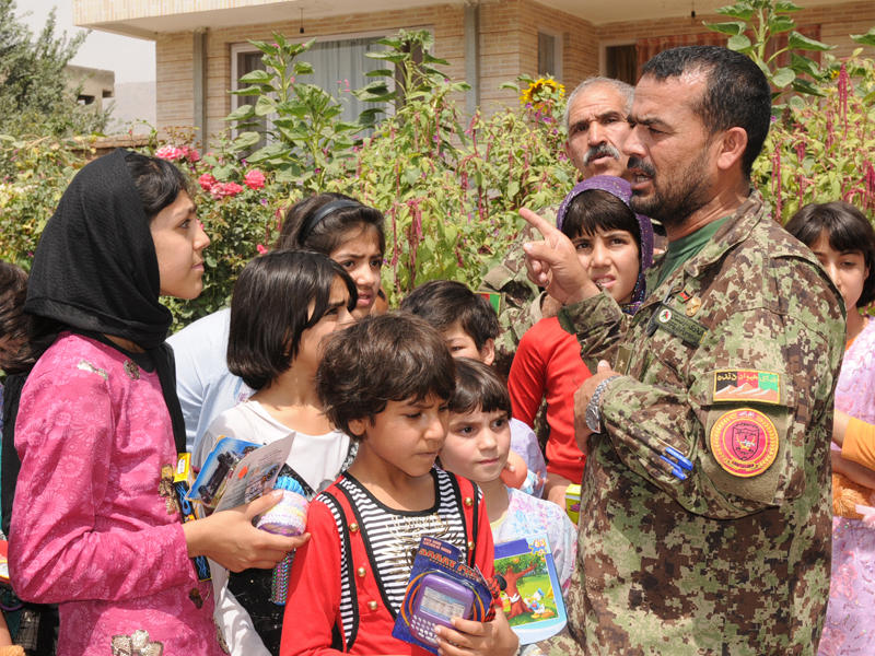 جندي أفغاني يخاطب أطفال في إحدى المدارس (صورة أرشيفية)