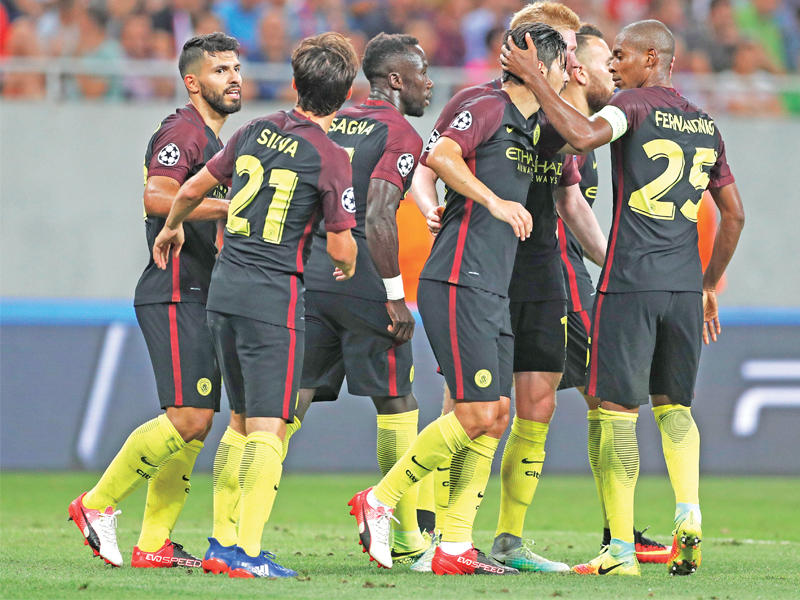 لاعبو السيتي يحتفلون بهدف الإسباني نوليتو