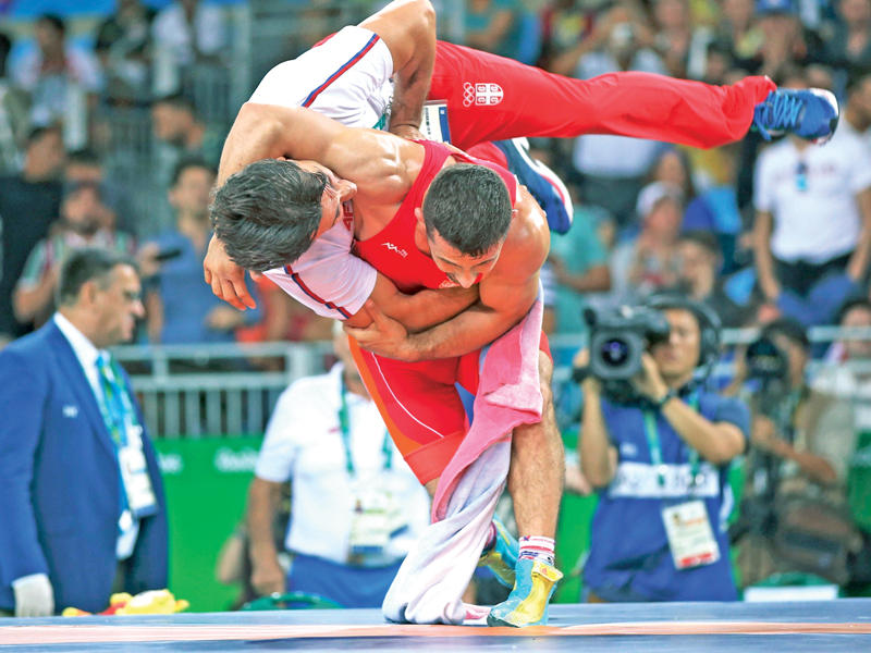 ستيفانك يحتفل مع مدربه على طريقته الخاصة