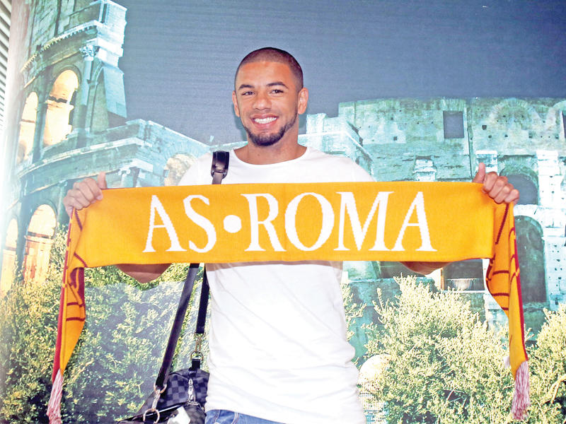 بيريس لحظة وصوله إلى روما