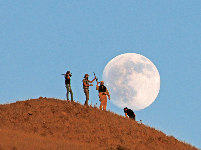 مقاتلون معارضون على قمة أحد تلال درعا أمس t(رويترز)