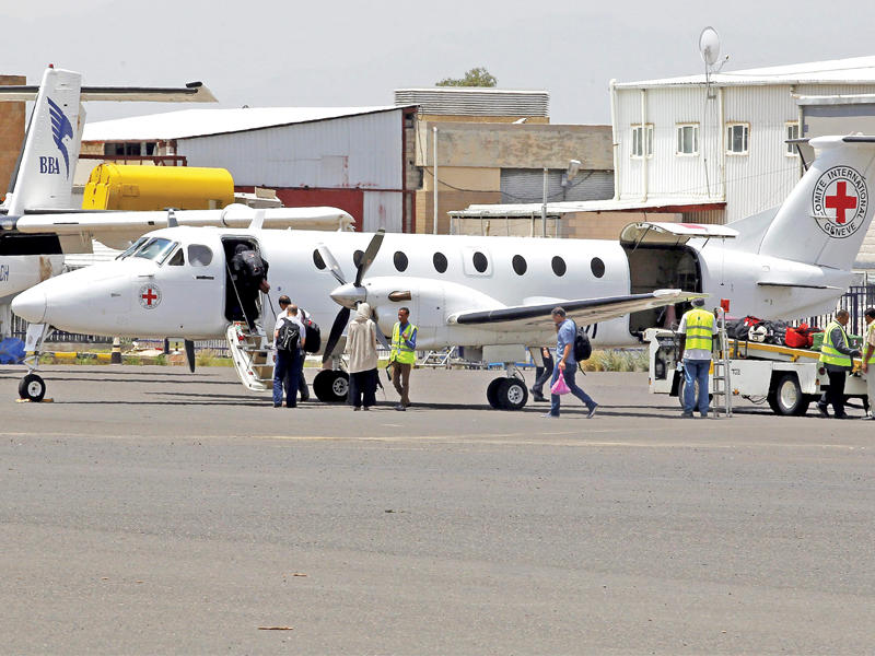 موظفون بمجال الإغاثة يستعدون لمغادرة صنعاء على متن طائرة تابعة لـ«الصليب الأحمر» أمس الأول   (إي بي أيه)