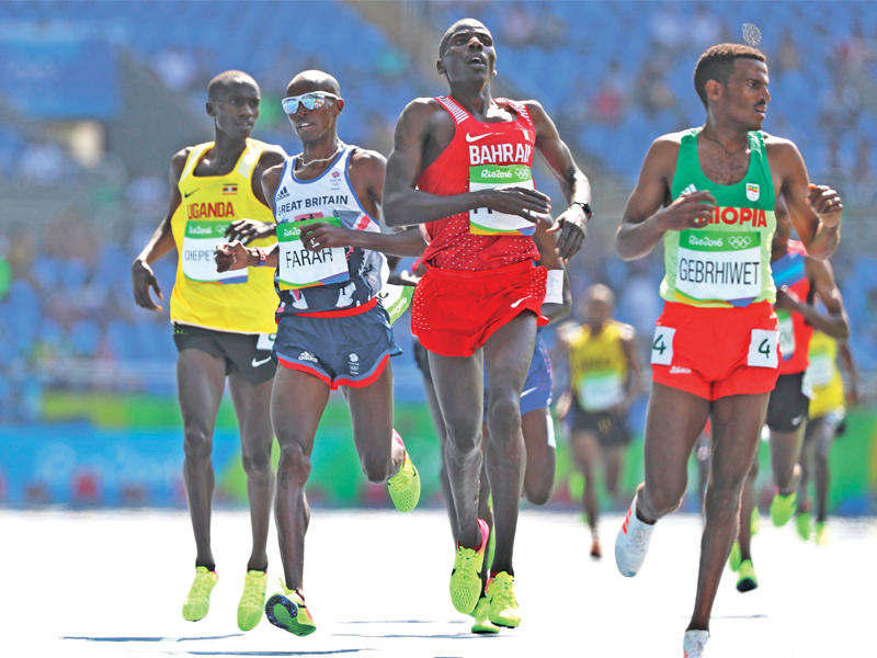 البحريني البرت والبريطاني مو فرح خلال الجولة الأولى من سباق 5000م