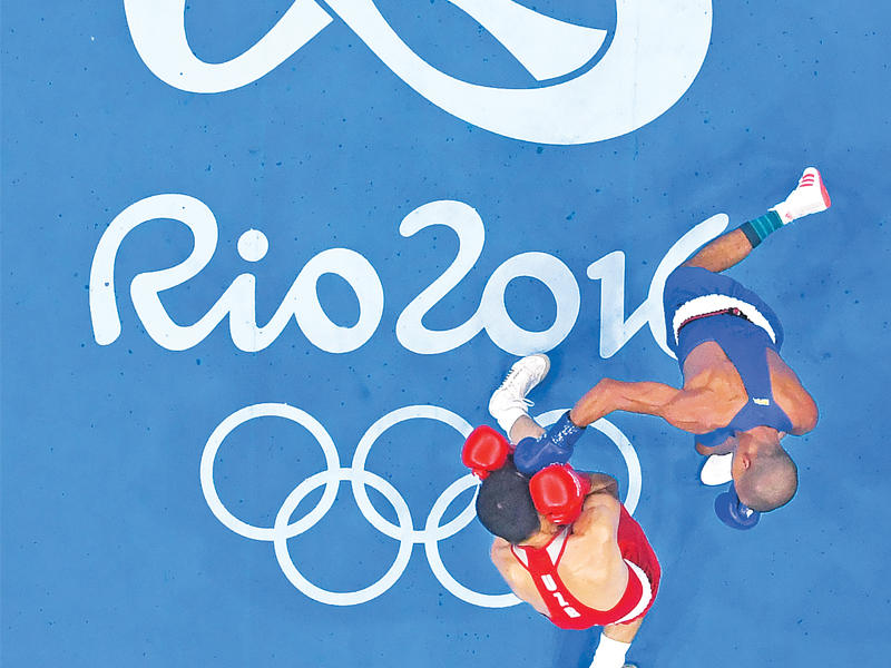 جانب من مواجهة البرازيلي كونسيساو والفرنسي سفيان أوميها