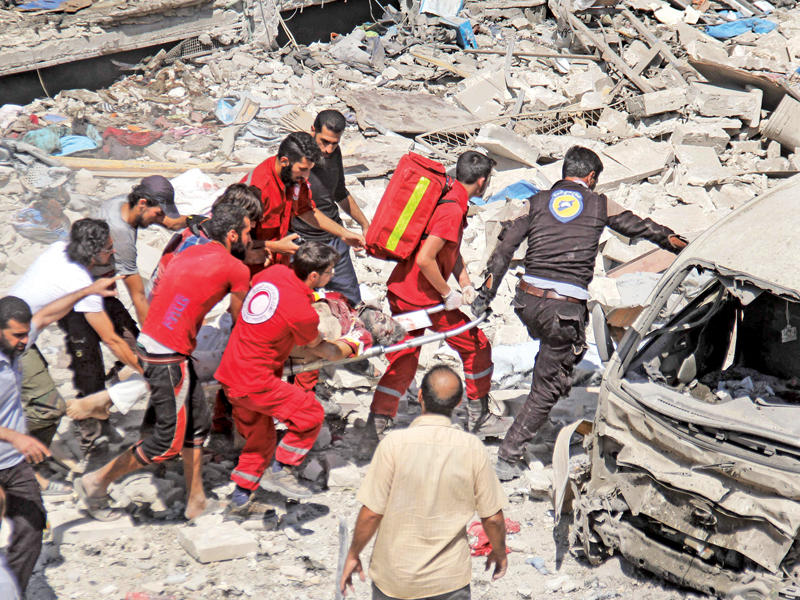 نقل سوري أصيب في قصف روسي دمر منزله غرب مدينة إدلب أمس (أ ف ب)