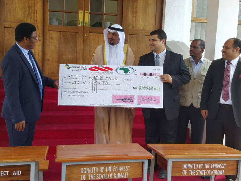 مجاليوا والسفير الناجم خلال مراسم تسليم مساهمات السفارة والجمعيات الخيرية الكويتية