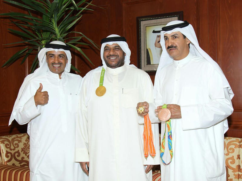 مدير عام هيئة الرياضة الشيخ أحمد المنصور الصباح خلال استقباله الراميان فهيد الديحاني وعبدالله الطرقي (كونا)