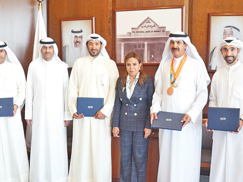 قيادات «الوطني» مع لاعبي الكويت الأولمبيين خلال حفل التكريم