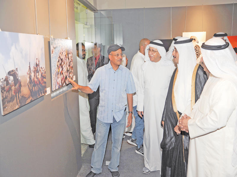 جانب من جولة الدويش في معرض الصور الفوتوغرافية