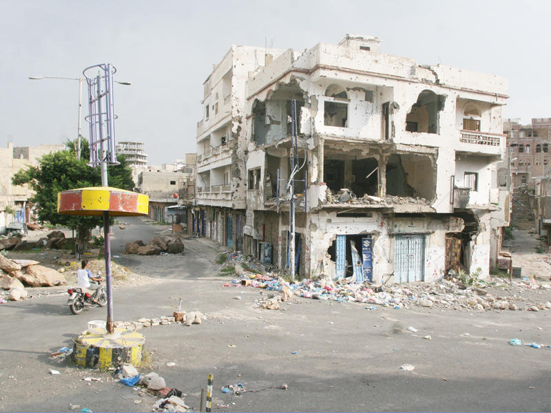 مبنى دمرته المعارك الدائرة في تعز أمس الأول (رويترز)