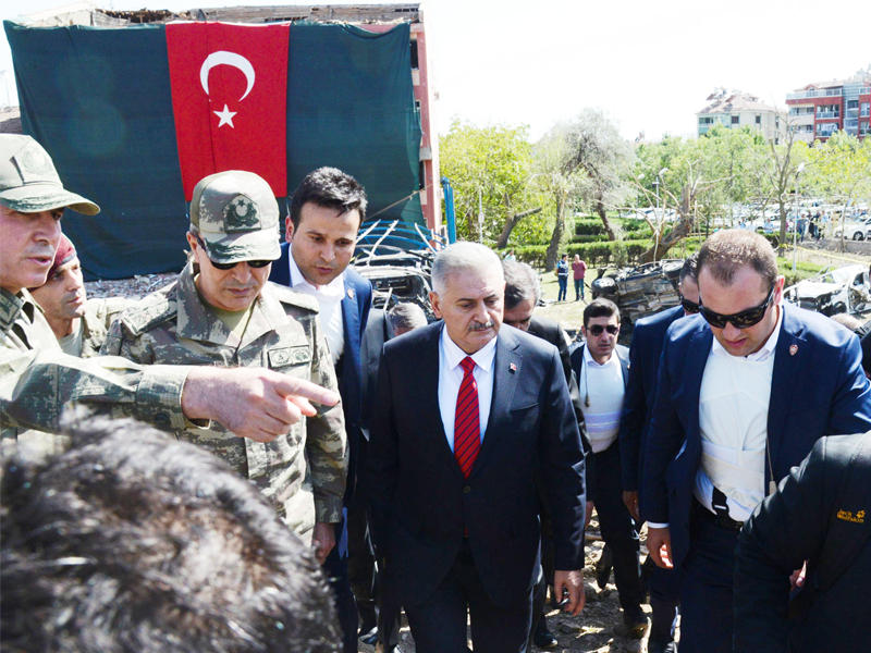 بن علي يلدريم يتفقد موقع الانفجار في الازيغ أمس ( أ ف ب)