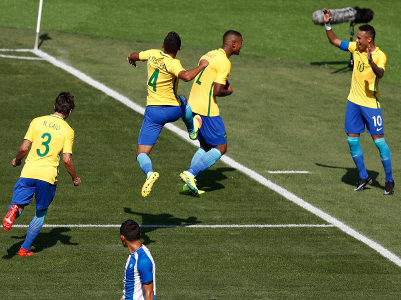 فرحة لاعبي المنتخب البرازيلي بعد إحراز هدف في مرمى هندوراس