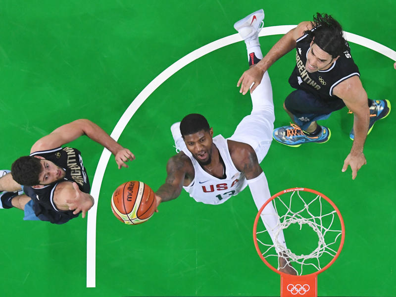 الأميركي بول جورج يسجل في سلة المنتخب الأرجنتيني