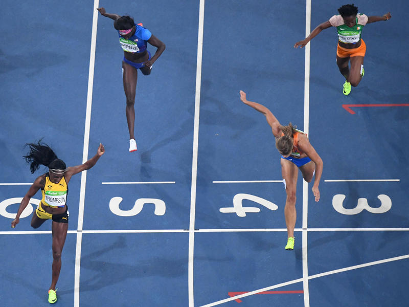 الجامايكية طومسون لحظة عبورها خط النهاية