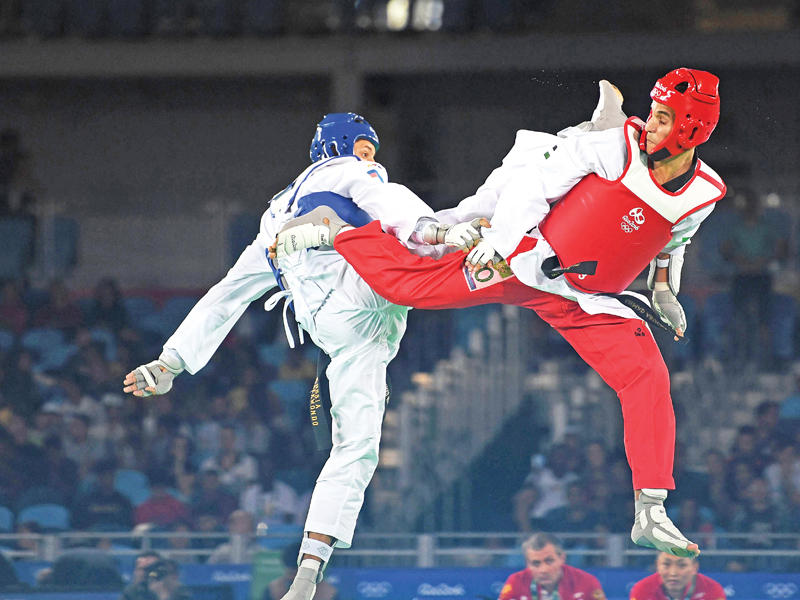 جانب من مواجهة الأردني أبوغوش والروسي اليكسي دينيسنكو 