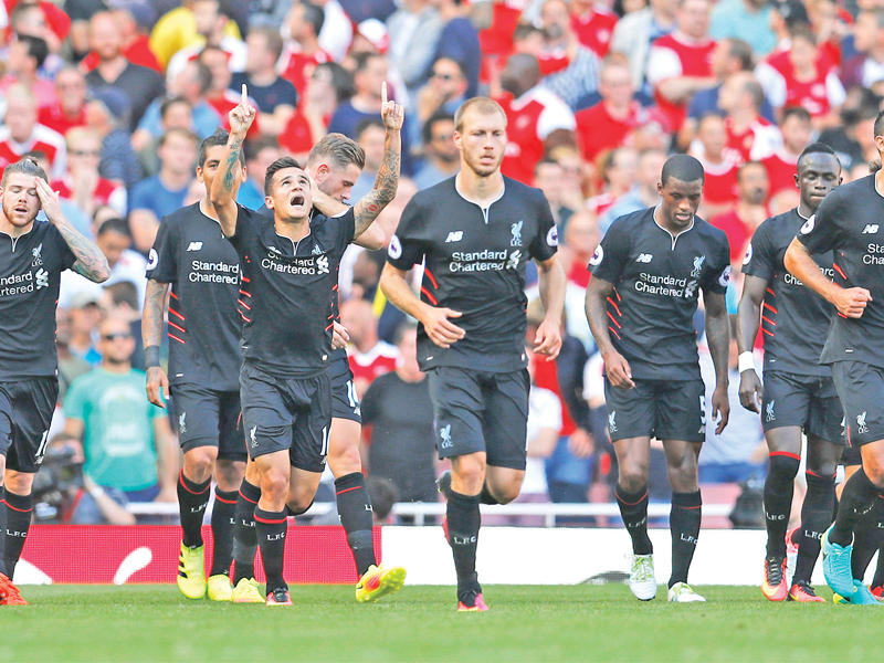 لاعبو ليفربول يحتفلون بالفوز بعد المباراة السابقة 
