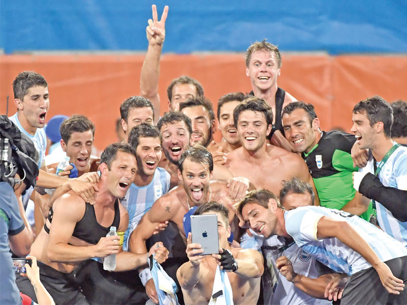 فرحة أعضاء المنتخب الأرجنتيني لهوكي الجليد