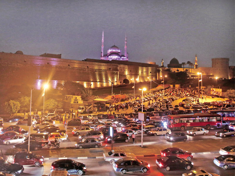 ازدحام مروري خارج قلعة صلاح الدين الأيوبي جنوب القاهرة أمس الأول (رويترز)