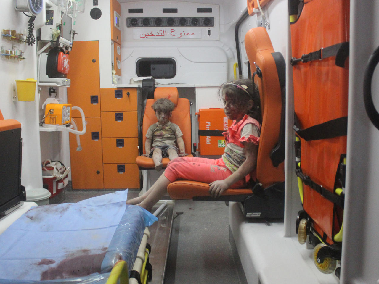 عمران، وشقيقته في سيارة الاسعاف