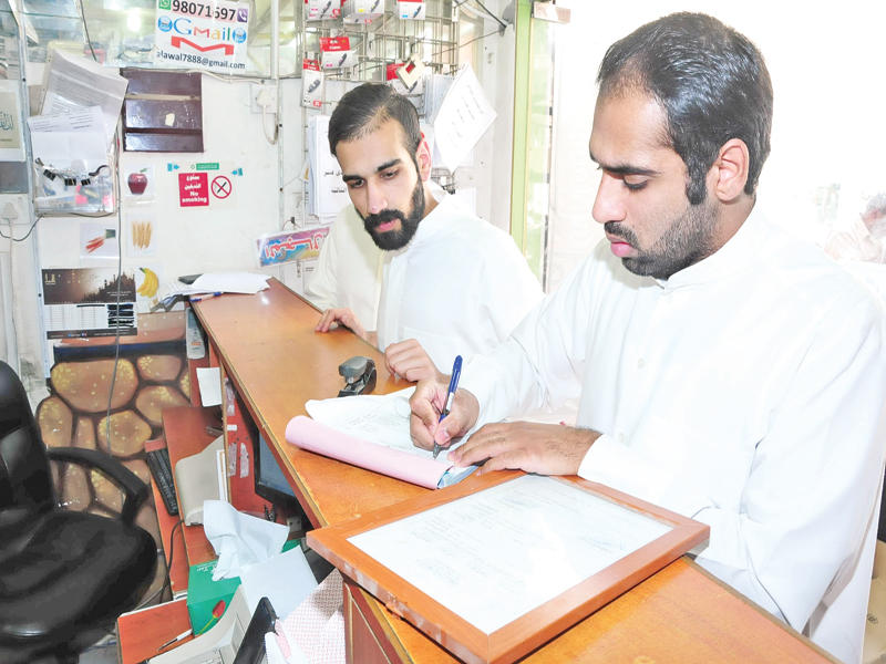 مراقبو البلدية أثناء تحرير المخالفات