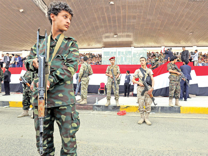 صبي مسلح يؤمن أول تجمع لمجلس الحوثي وصالح في صنعاء أمس (إ ي بي إيه)