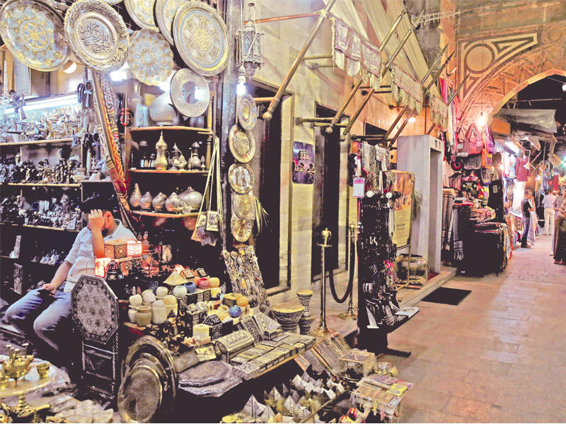 عدد من السياح في منطقة خان الخليلي أمس  (رويترز)