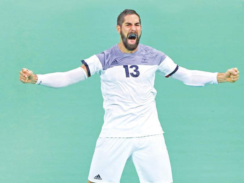 لاعب فرنسا كارابتيه يحتفل بالتأهل