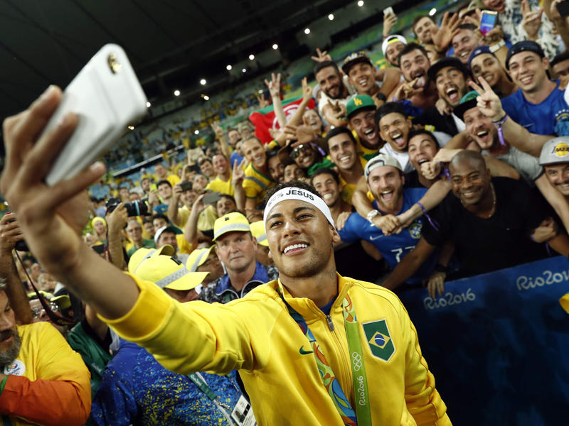 نيمار يلتقط «سيلفي» الفوز مع الجماهير