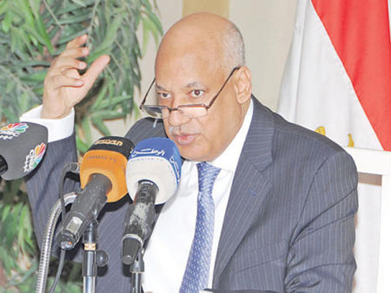  السفير المصري لدى البلاد عبدالكريم سليمان