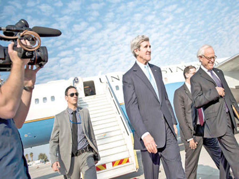 كيري لدى وصوله إلى تل أبيب أمس (رويترز)