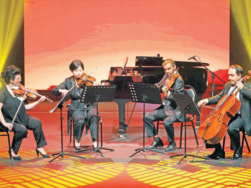 الفرقة الكورية تعزف المقطوعات العالمية