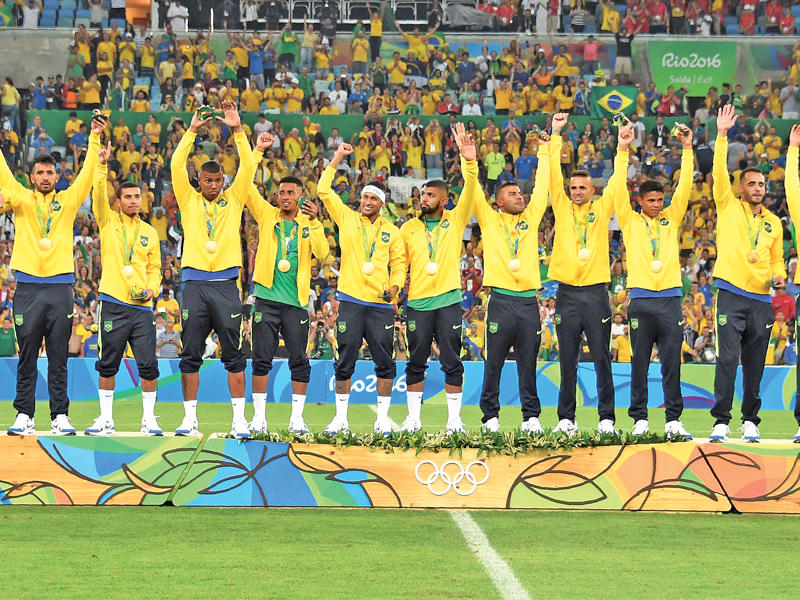 جانب من مراسم تتويج المنتخب البرازيلي الفائز بالذهبية