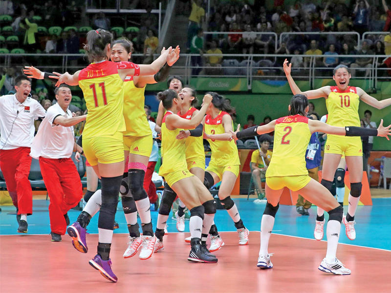 لاعبات المنتخب الصيني يحتفلن بعد الفوز بالذهبية