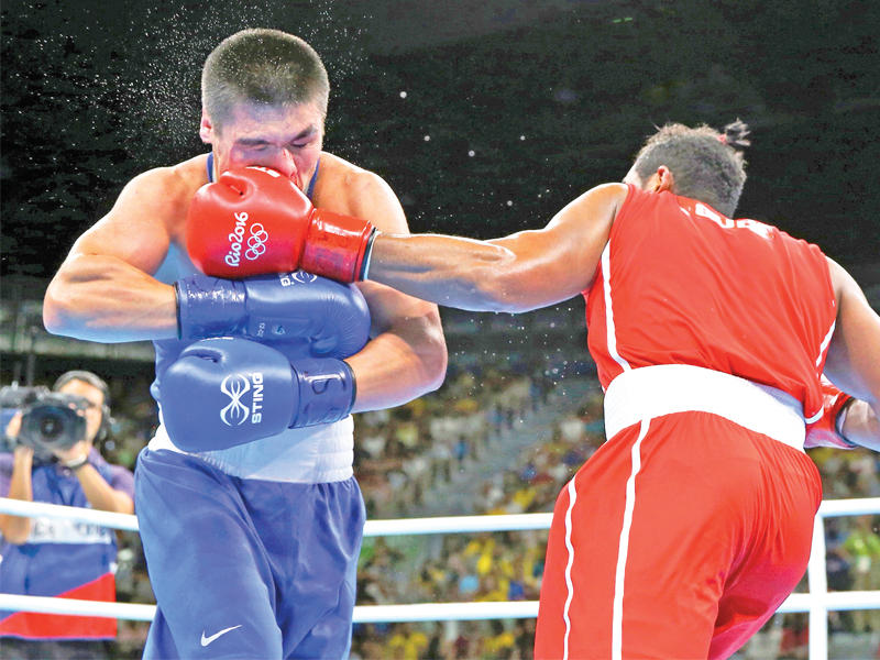 الكوبي لوبيز يلكم منافسه الأوزبكي ميليكوسييف