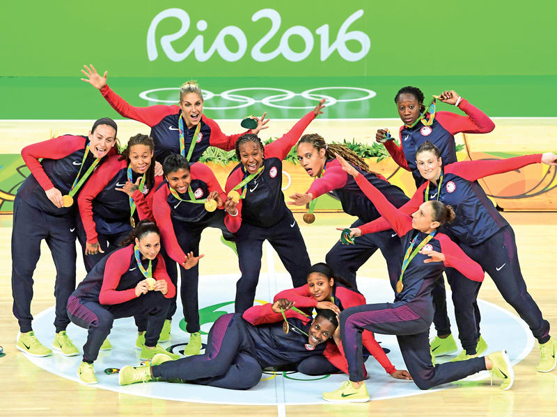 جانب من مراسم تتويج المنتخب الأميركي الفائز بذهبية مسابقة كرة السلة للسيدات