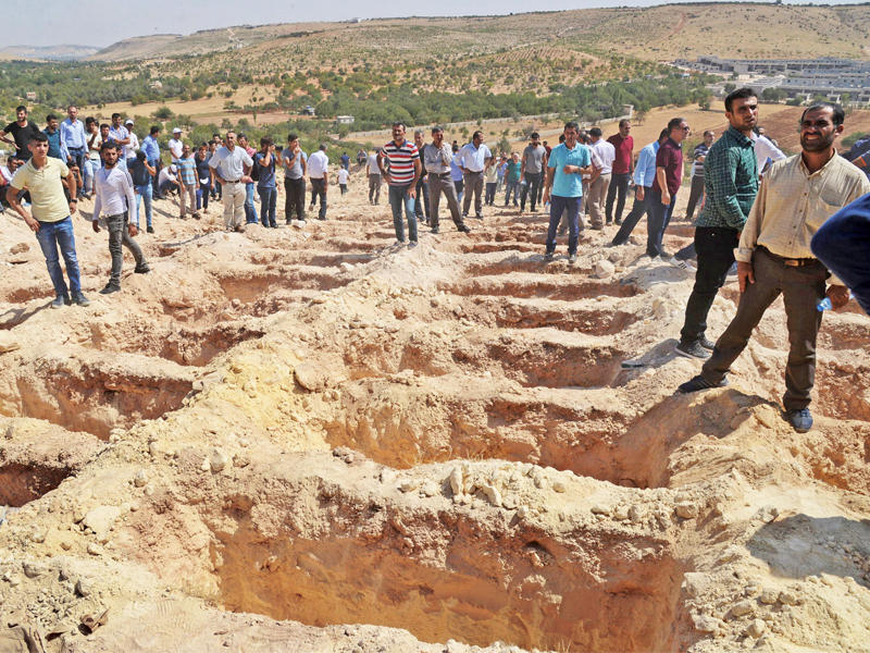 أهالي ضحايا اعتداء غازي عنتاب في انتظار وصول الجثامين لدفنها جنوب تركيا أمس  (أ ف ب)