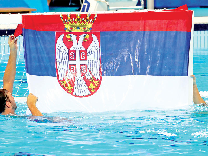 جانب من احتفال لاعبي المنتخب الصربي بعد الفوز