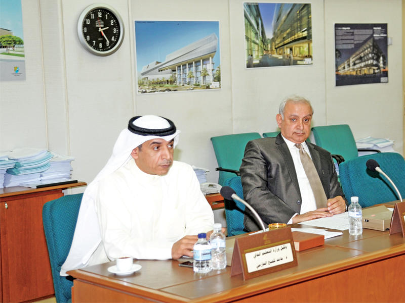 العيسى في أحد اجتماعات اللجنة التعليمية