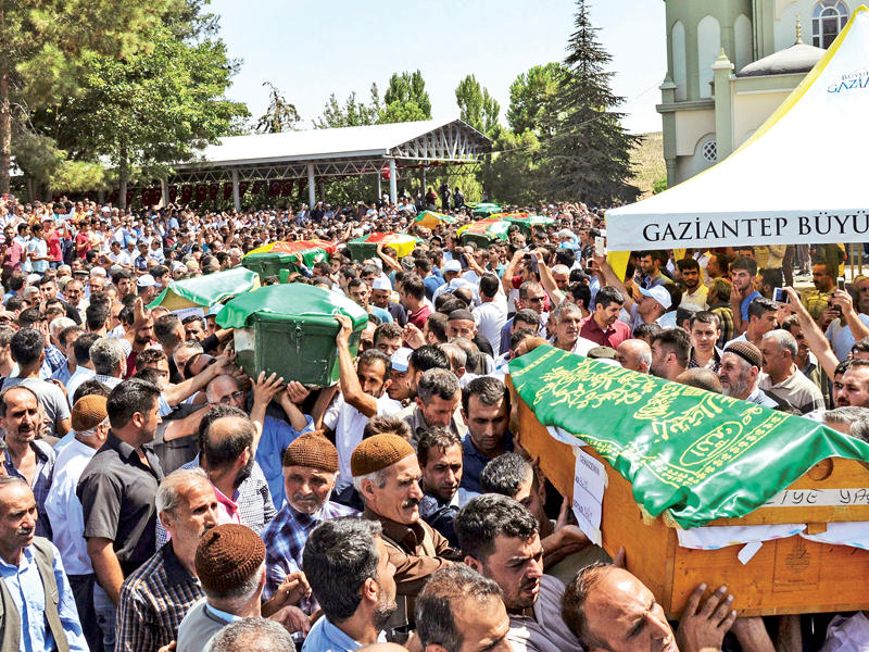 أتراك يشيعون عدداً من ضحايا هجوم غازي عنتاب أمس    (أ ف ب)n