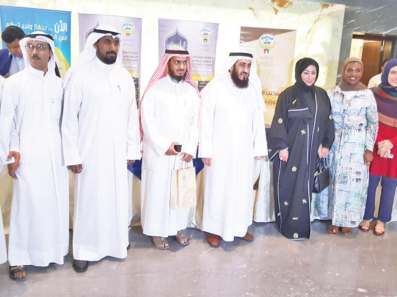 مسؤولو «الأوقاف» و«الصحة» خلال حملة التوعية لأصحاب حملات الحج 