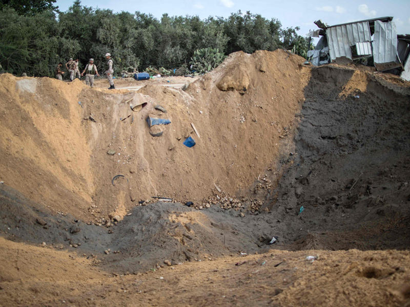 حفرة خلفتها إحدى الغارات الإسرائيلية في بيت لاهيا